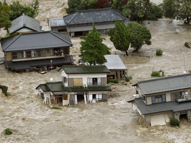 Moradores aguardaram helicópteros de resgate em área residencial inundada pelo rio Kinugawa devido ao tufão Etau, no Japão