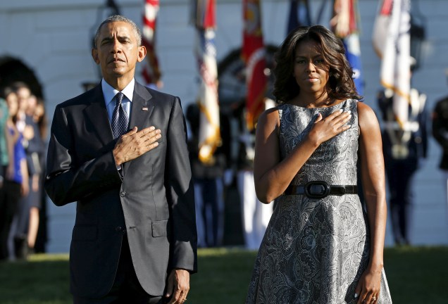 O presidente Barack Obama e a mulher, Michelle, fizeram nesta sexta-feira (11), nos jardins da Casa Branca, um minuto de silêncio para marcar o 14º aniversário dos ataques do 11 de Setembro