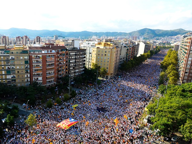 Milhares de pessoas se reunem para comemorar o Dia Nacional da Catalunha, no centro de Barcelona, nesta sexta-feira (11)
