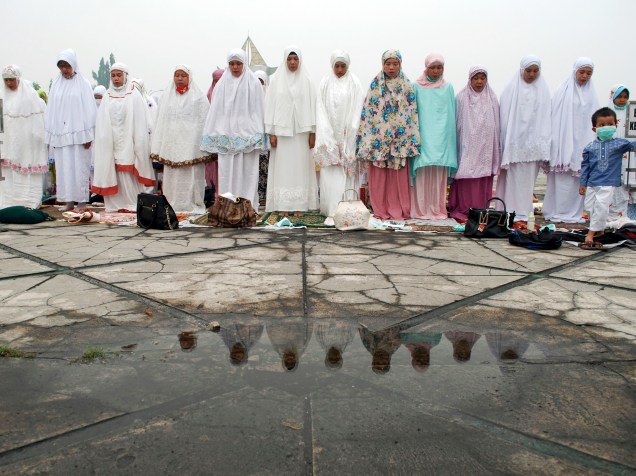 Mulheres participam de ritual religioso que pede mais chuva para combater os incêndios que atingem a região de Pekanbaru, no norte da Indonésia - 15/09/2015