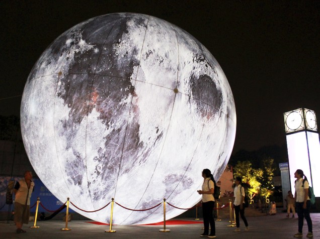 Exposição em uma praça em Nanjing, na China, mostra réplica de uma lua cheia - 15/09/2015