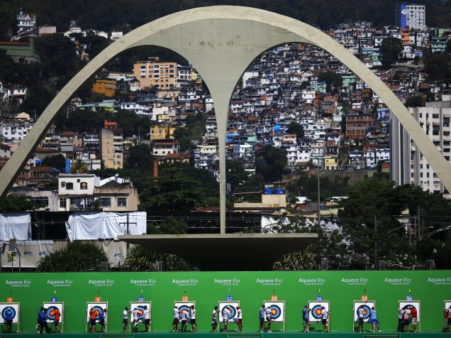Atletas verificam seus resultados durante o Desafio Internacional de Tiro com Arco na Marquês de Sapucaí, no Rio de Janeiro. A competição é um evento-teste para os Jogos Olímpicos Rio 2016 - 15/09/2015