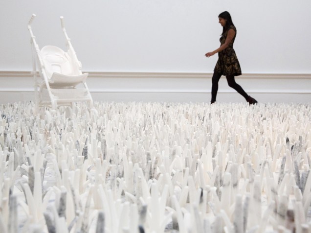 Instalação Andarilho do artista chinês Ai Weiwei fotografada durante sua exposição na Academia Real Inglesa em Londres - 15/09/2015