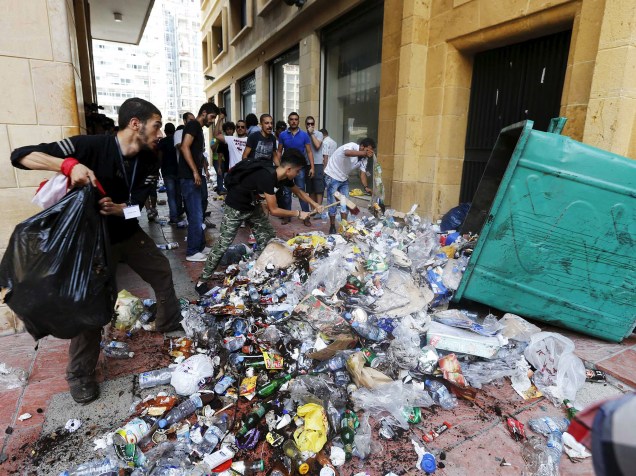 Manifestantes, despejam lixo em uma das entradas do ministério do Meio Ambiente no centro de Beirute, no Líbano enquanto pedem a saída do ministro Mohamad Al Machnouk - 15/09/2015
