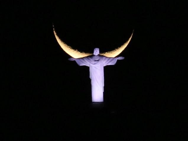 Estátua do Cristo Redentor ganha asas ao ser fotografada com lua ao fundo - 17/09/2015