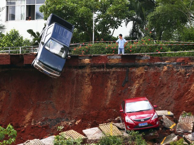 Carro fica preso em uma cratera na cidade de Haikou, na China, devido a uma forte chuva que atingiu o município. De acordo com a imprensa local, ninguém ficou ferido - 16/09/2015