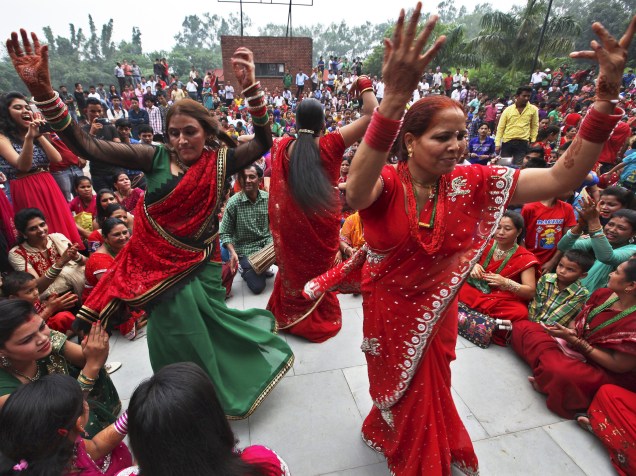 Mulheres hindus dançam durante celebração do festival Teej, no templo de Pashupatinath em Katmandu, Nepal - 16/09/2015