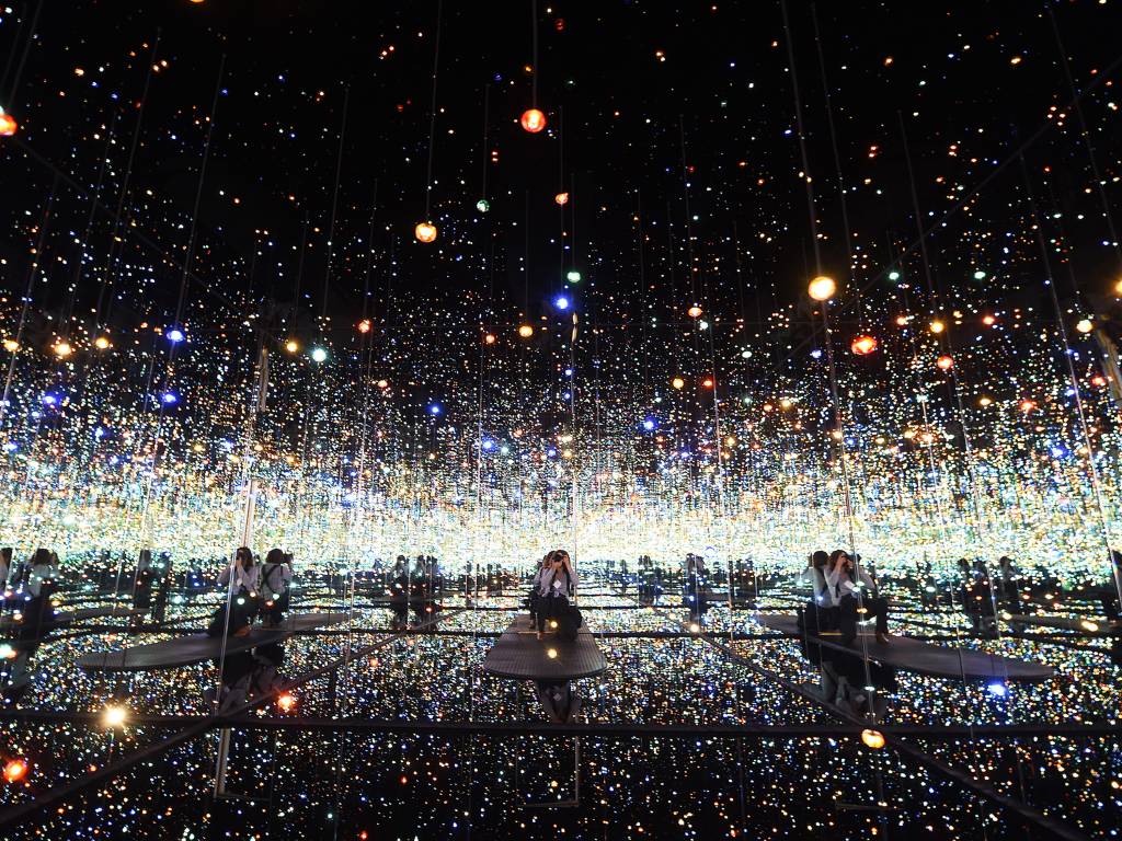 alx_imagens-do-dia-20150916-08_original.jpeg Obra do artista japonês Yayoi Kusama é exibida no Broad, o mais novo museu de arte contemporânea de Los Angeles, na Califórnia - 17/09/2015