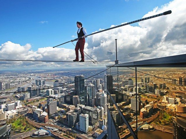 O artista Kane Petersen caminha através de uma corda a 300 metros do solo em Melbourne, na Austrália - 16/09/2015