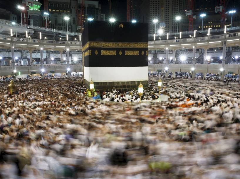 Peregrinos muçulmanos rezam na Grande Mesquita de Meca nesta terça-feira para celebrar o hajj, uma das maiores peregrinações do mundo - 22/09/2015