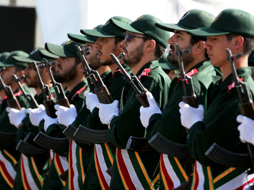 Soldados iranianos participam de parada militar que marca o aniversário do início da Guerra Irã-Iraque. O conflito entre os países aconteceu entre 1980 e 1988, resultado de disputas políticas e territoriais entre ambos - 21/09/2015