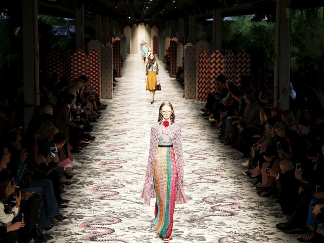 Na Itália, modelo desfila criação da Gucci durante a Semana da Moda de Milão - 23/09/2015