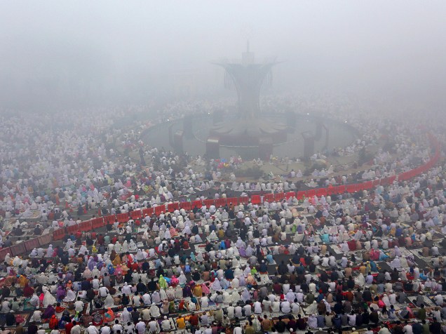 Muçulmanos participam de reza em massa durante o Eid al-Adha, enquanto são cobertos por uma forte neblina em uma mesquita em Palimbão, Indonésia - 24/09/2015