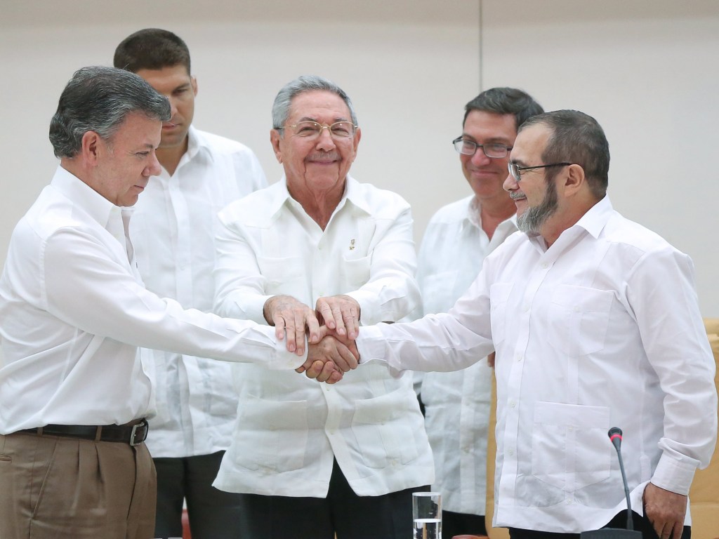 O ditador cubano, Raúl Castro (centro), o presidente colombiano Juan Manuel Santos (à esq.) e o chefe da guerrilha das FARC Timoleon Jimenez, conhecido como Timochenko, apertam as mãos durante reunião em Havana - 23/09/2015