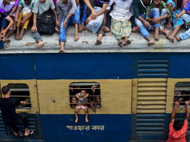 Viajantes de Bangladesh sobem em um trem enquanto tentam chegar em suas respectivas aldeias para celebrar o festival muçulmano do Eid al-Adha com suas famílias - 24/09/2015
