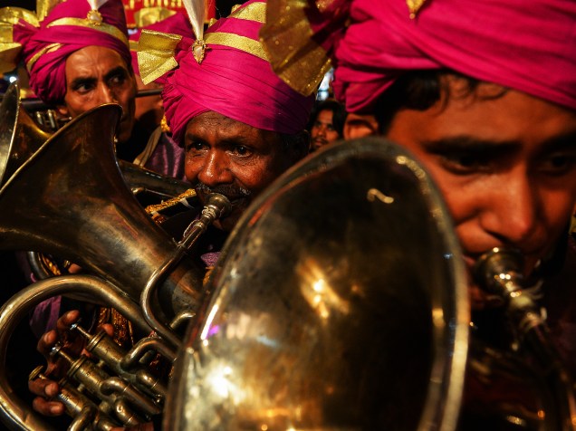 Membros de uma banda de casamento tocam seus instrumentos de bronze durante uma procissão religiosa para o festival hindu Ganesh Chaturthi em Nova Délhi, na Índia - 24/09/2015