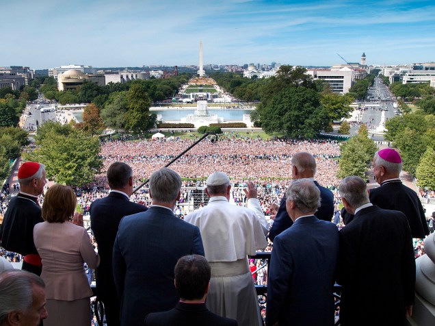 Papa Francisco saúda a multidão da sacada do Capitólio em Washington, nos Estados Unidos - 24/09/2015