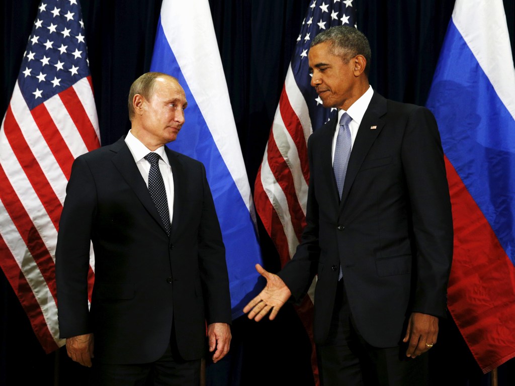 O presidente dos Estados Unidos, Barack Obama, estende a mão para cumprimentar o presidente russo, Vladimir Putin, antes de um encontro bilateral na sede das Nações Unidas, em Nova York - 28/09/2015
