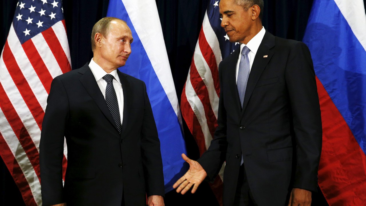 O presidente dos Estados Unidos, Barack Obama, estende a mão para cumprimentar o presidente russo, Vladimir Putin, antes de um encontro bilateral na sede das Nações Unidas, em Nova York - 28/09/2015