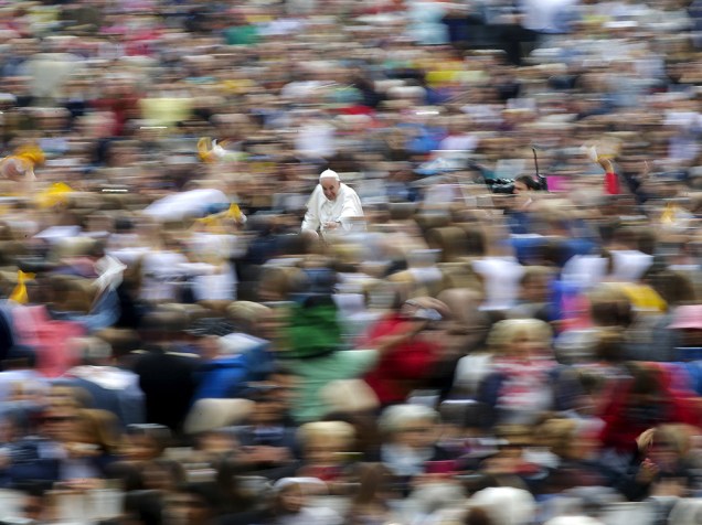 Papa Francisco acena para fiéis ao chegar na praça São Pedro, no Vaticano. Depois de passar dias em Cuba e nos Estados Unidos, o pontífice voltou a celebrar uma audiência no local