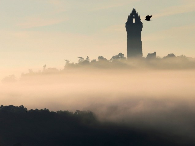 Pássaro sobrevoa o Monumento Wallace durante a manhã em Stirling, na Escócia - 30/09/2015