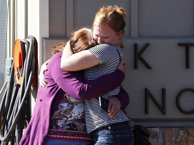 Aluna da Umpqua Community College sendo abraçada após ver seus professores serem mortos durante um tiroteio no prédio da faculdade em Roseburg, Oregon (EUA)