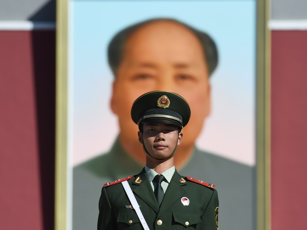 Policial monta guarda diante de retrato do líder comunista chinês Mao Tse Tung, durante preparativos para a celebração do Dia Nacional da China. O país celebra o 66º aniversário da fundação da República Popular da China - 01/10/2015