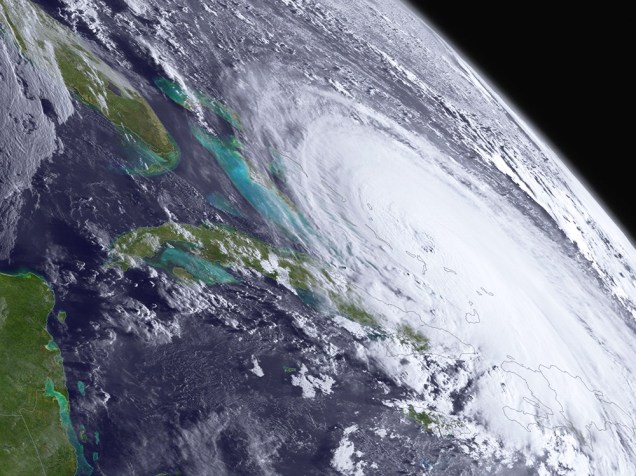 O furacão Joaquin foi registrado sobre as Bahamas, no oceano Atlântico, em foto tirada por satélite