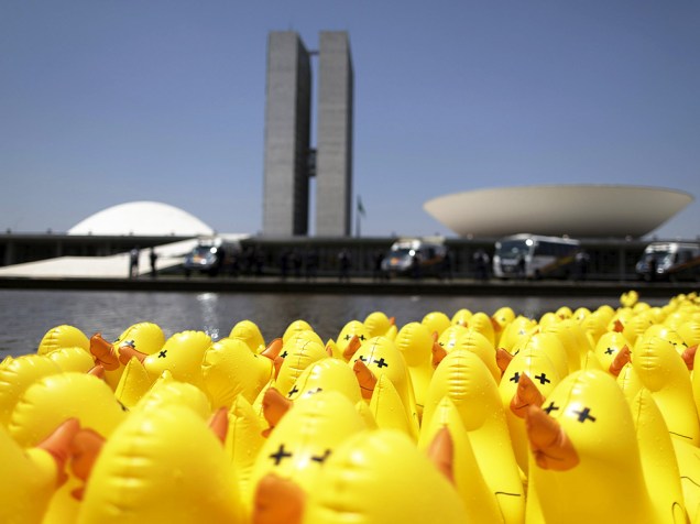 Patos infláveis fotografados durante manifestação contra a alta dos impostos que ocorreu em frente ao Congresso Nacional em Brasília