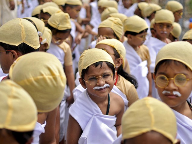 Crianças vestidas como Mahatma Gandhi comemoram o aniversário de seu nascimento em Bhopal, Índia. Mahatma Gandhi, também conhecido como Pai da Nação  foi fundamental na luta pela independência do país