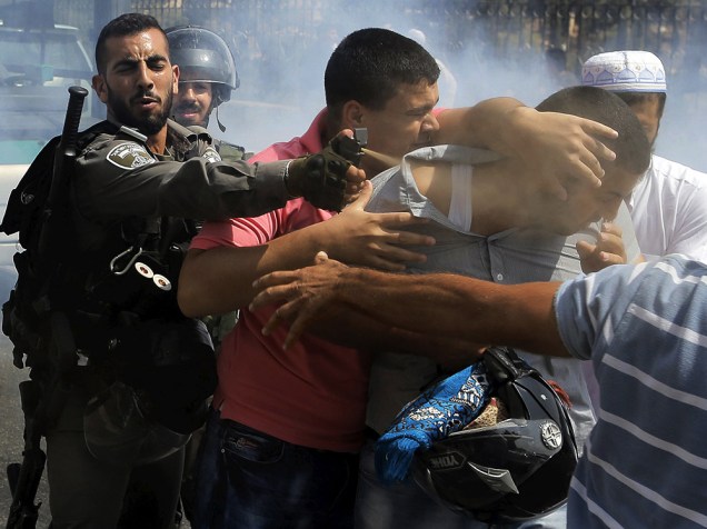 Policial israelense usa spray de pimenta durante confrontos em Jerusalém. Homens palestinos com idade inferior a 40 anos foram proibidos de ter acesso à mesquita de al-Aqsa