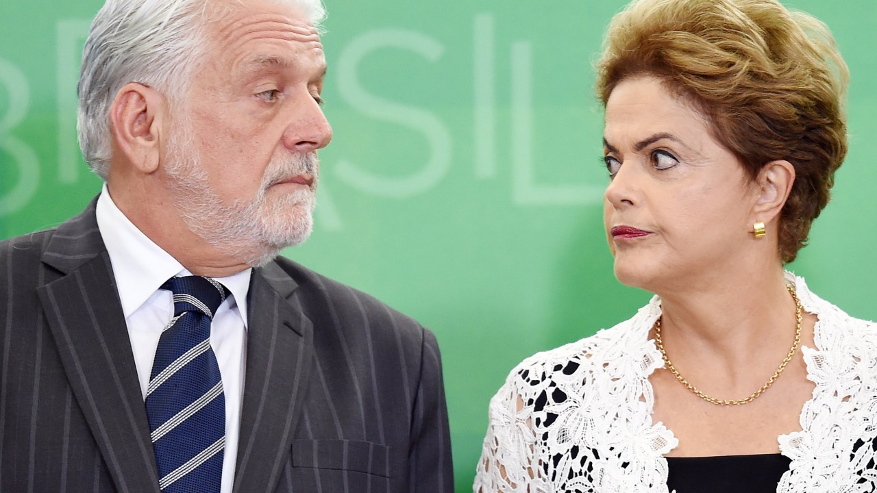 A presidente Dilma Rousseff olha para o novo chefe da Casa Civil, Jaques Wagner durante cerimônia de posse dos novos ministros no Palácio do Planalto, em Brasília (DF) - 05/10/2015