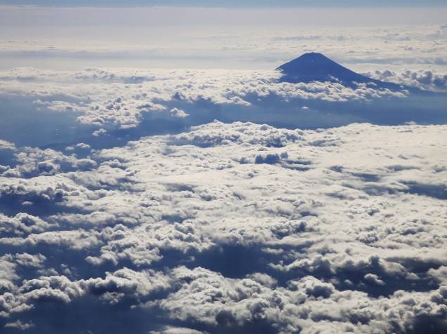 O Monte Fuji no Japão, é visto cercado por nuvens em imagem feita a partir de um avião - 06/10/2015