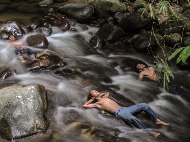 Na Malásia, jovens se refrescam em um rio de Hulu Langat. As escolas estão fechadas devido ao alto nível de poluição causada pelos incêncios florestais - 06/10/2015