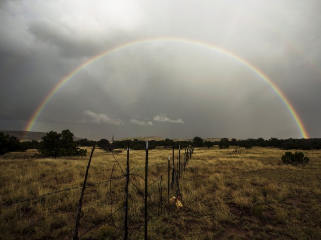 Formação de um arco-írisapós forte chuva em Grants, no Novo México - 06/10/2015