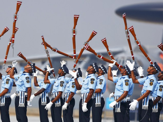 Nos arredores de Nova Délhi, soldados da Força Aérea Indiana exibem seus rifles durante ensaio para a comemoração do 83º aniversário do Dia da Força Aérea na Índia - 06/10/2015