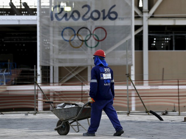 Operário trabalha no canteiro de obras da piscina olímpica, que será utilizada nas Olimpíadas de 2016, no Rio de Janeiro