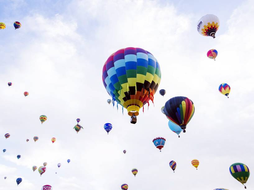 Balões de ar quente colorem o céu do Novo México, durante Festival Internacional de Balonismo em Albuquerque - 07/10/2015
