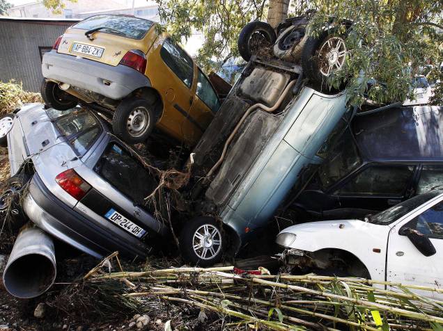 Carros foram fotografados empilhados uns sobre os outros após enchente em Cannes, no sudeste da França. Voluntários e bombeiros começaram a limpeza de cidades cobertas de lama e detritos