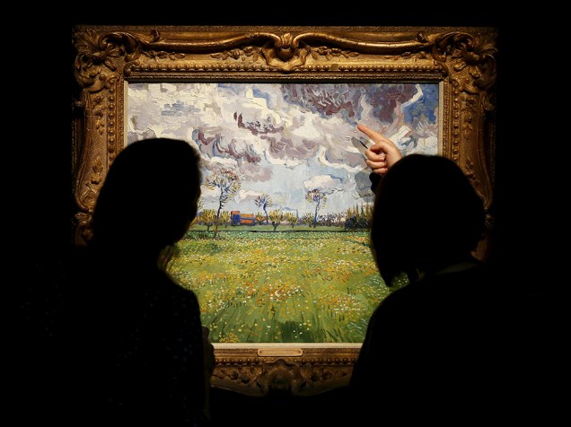 Visitantes observam quadro do pintor Van Gogh na casa de leilões Sothebys em Londres
