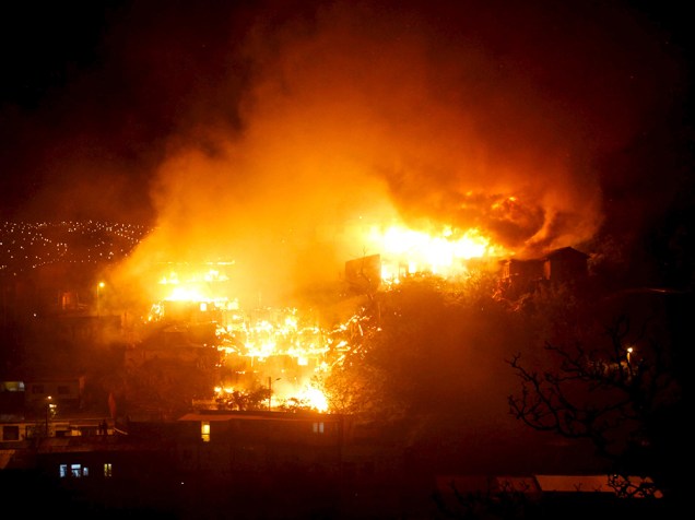 Por conta de um incêndio que atinge várias casas no Cerro Artillería, na cidade portuária de Valparaíso (Chile), cerca de 100 pessoas precisaram deixar suas residências na noite desta quinta-feira (8). O Órgão Nacional de Emergências (Onemi) do país decretou alerta vermelho para o incêndio, que atingiu pelo menos dez residências