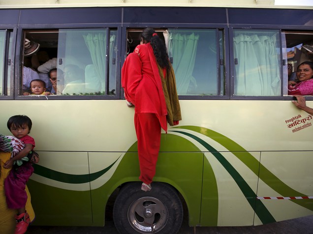 Em Katmandu, passageiros embarcam em ônibus lotado durante a crise de abastecimento de combustível no Nepal