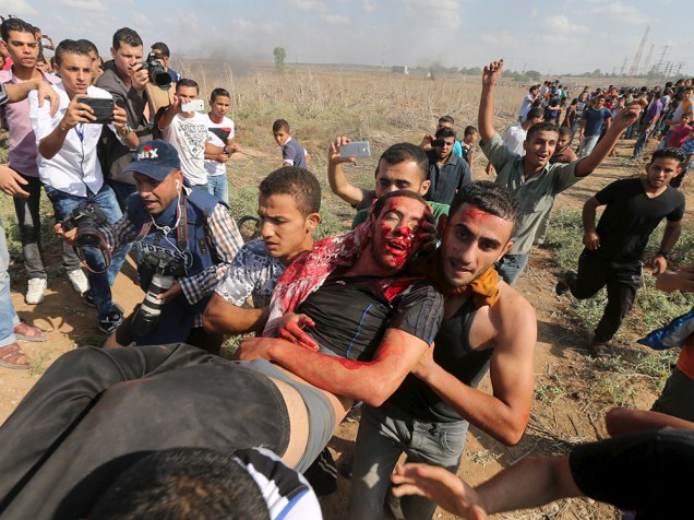 Ao menos quatro palestinos foram mortos por soldados israelenses durante confrontos perto da fronteira em Gaza