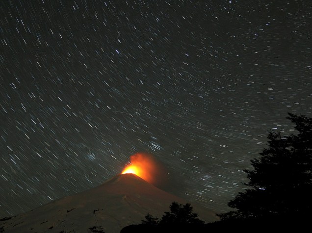 O vulcão Villarrica é visto em erupção à noite, em fotografia feita com longa exposição em Pucón, no Chile. O Villarrica é um dos vulcões mais ativos da América do Sul