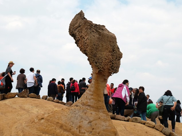 Turistas visitam rocha antiga conhecida como Cabeça da Rainha em Yehliu Geopark, Taiwan - 13/11/2015