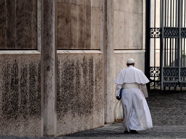 Papa Francisco sai da sala Paulo VI, depois de presidir uma sessão do Sínodo sobre a família, no Vaticano - 16/10/2015
