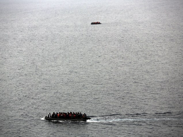 Botes repletos de refugiados são vistos seguindo destino para a ilha de Lesbos, na Grécia - 16/10/2015