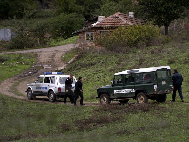 Policiais de fronteira da Bulgária trabalham na área perto da cidade de Sredez, onde um refugiado do Afeganistão morreu ao ser atingido por um disparo de advertência da polícia de fronteira búlgara, perto da fronteira com a Turquia <br>