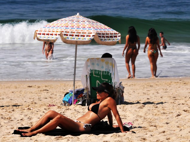Movimentação de banhistas na praia de Ipanema, Zona Sul do Rio de Janeiro (RJ), na manhã desta sexta-feira (16). A cidade chegou a registrar 40,8ºC e a temperatura máxima prevista ao longo do dia é de 43ºC