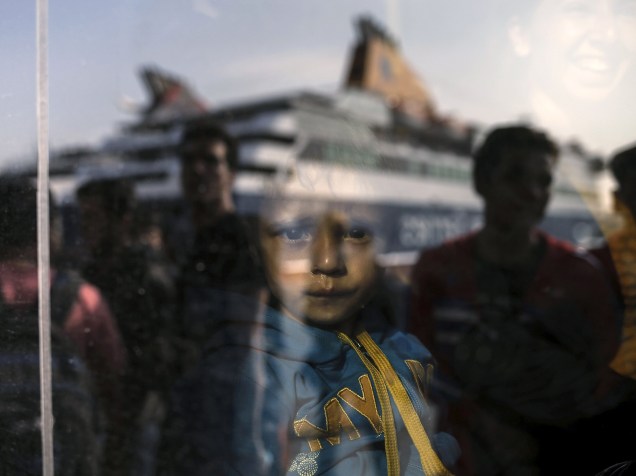 Menino imigrante foi fotografado em um ponto de descanso depois de chegar ao longo da madrugada à ilha grega de Lesbos, vindos da Turquia em um bote inflável